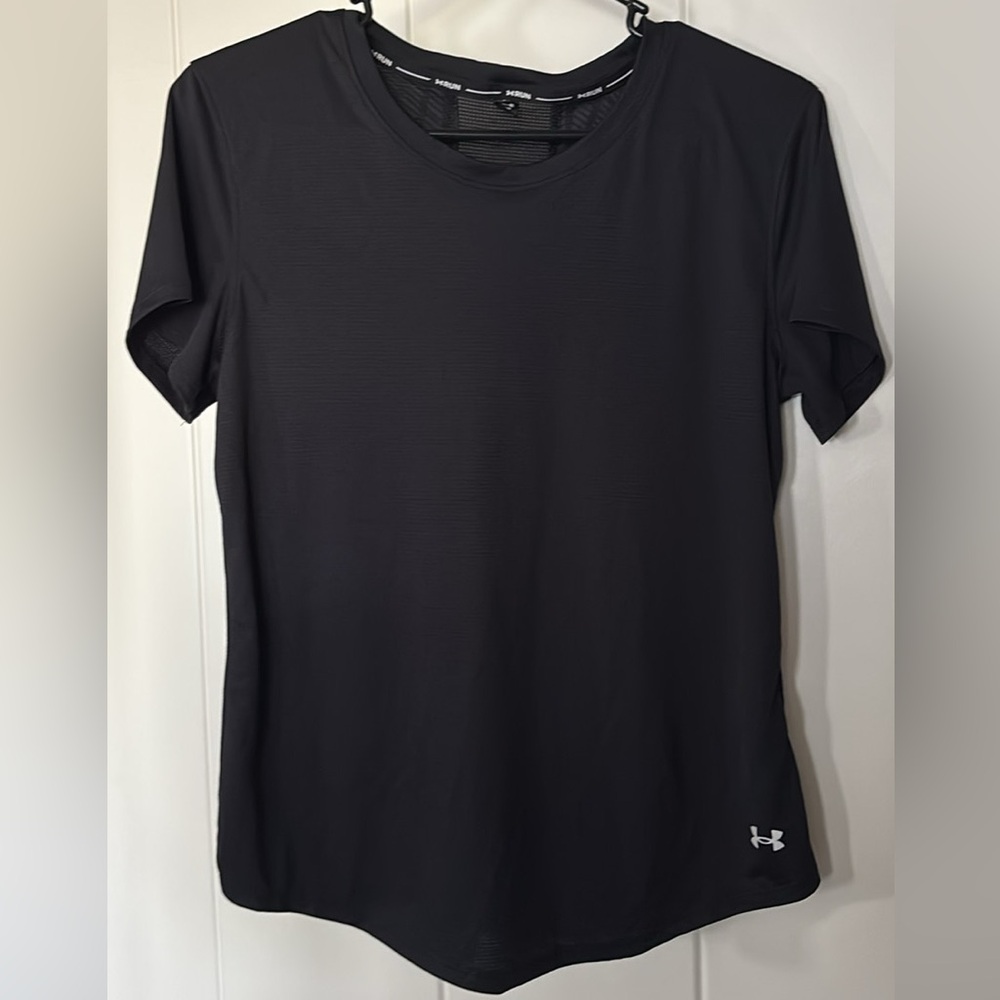 Under Armour Women's medium black Short Sleeve mesh Tee